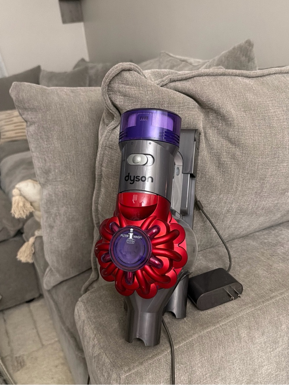 L Dyson V8 SV25 + Wall Mount +Charger HEPA Cordless Handheld Vacuum Cleaner